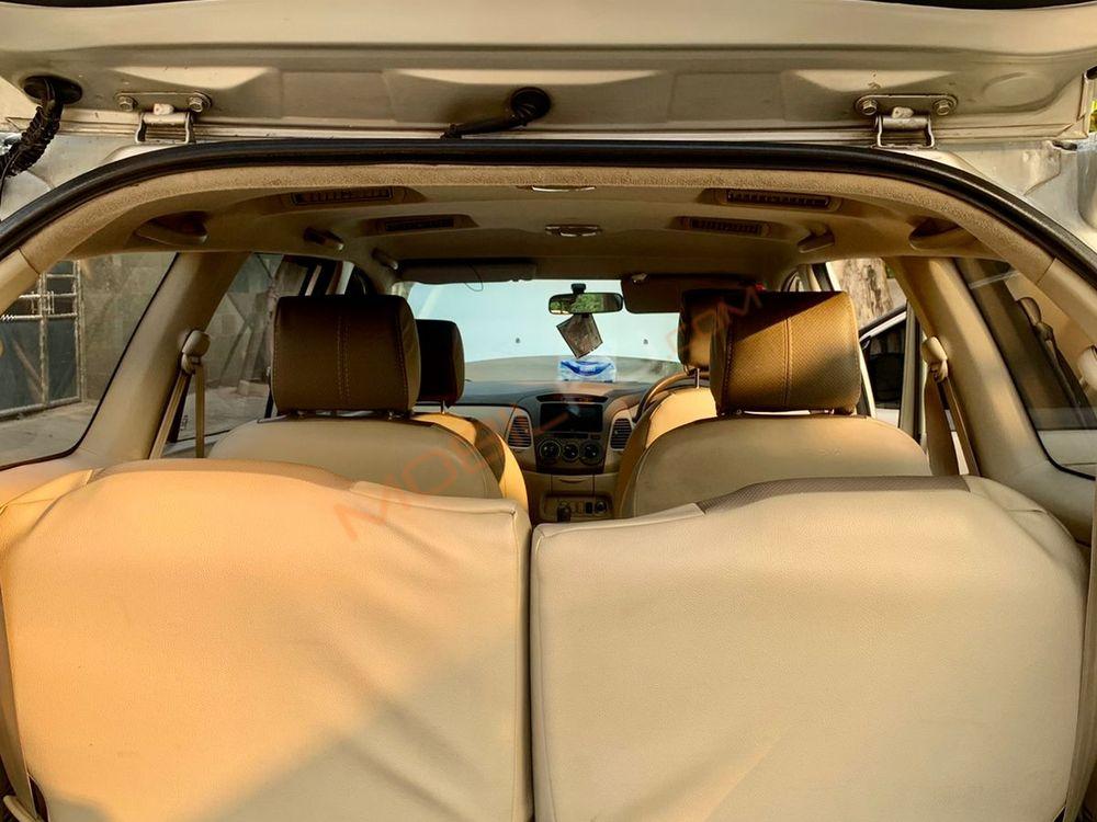 Mobil Toyota Kijang Innova 2010