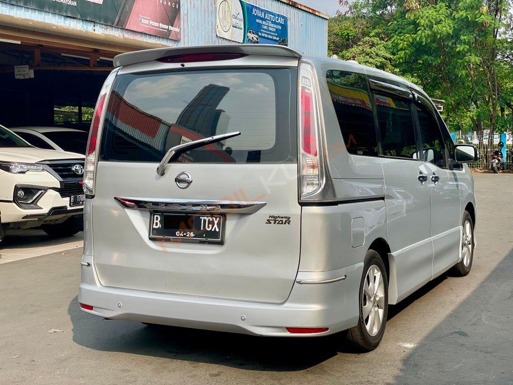 Mobil Nissan Serena 2013
