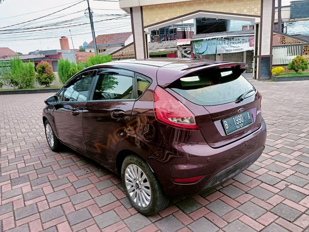 Mobil Ford Fiesta 2012