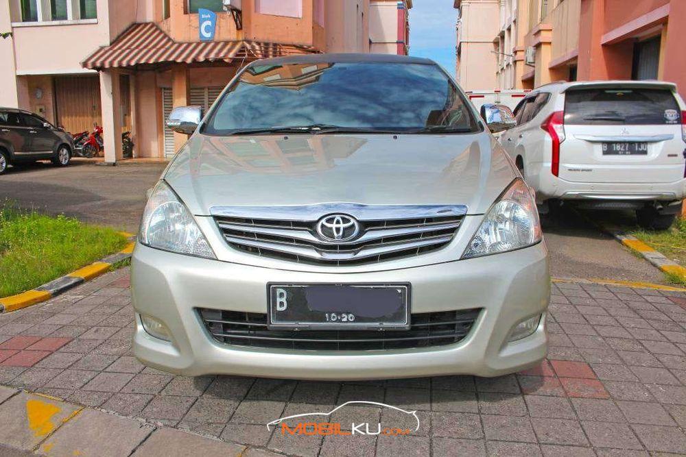 Mobil Toyota Kijang Innova 2010