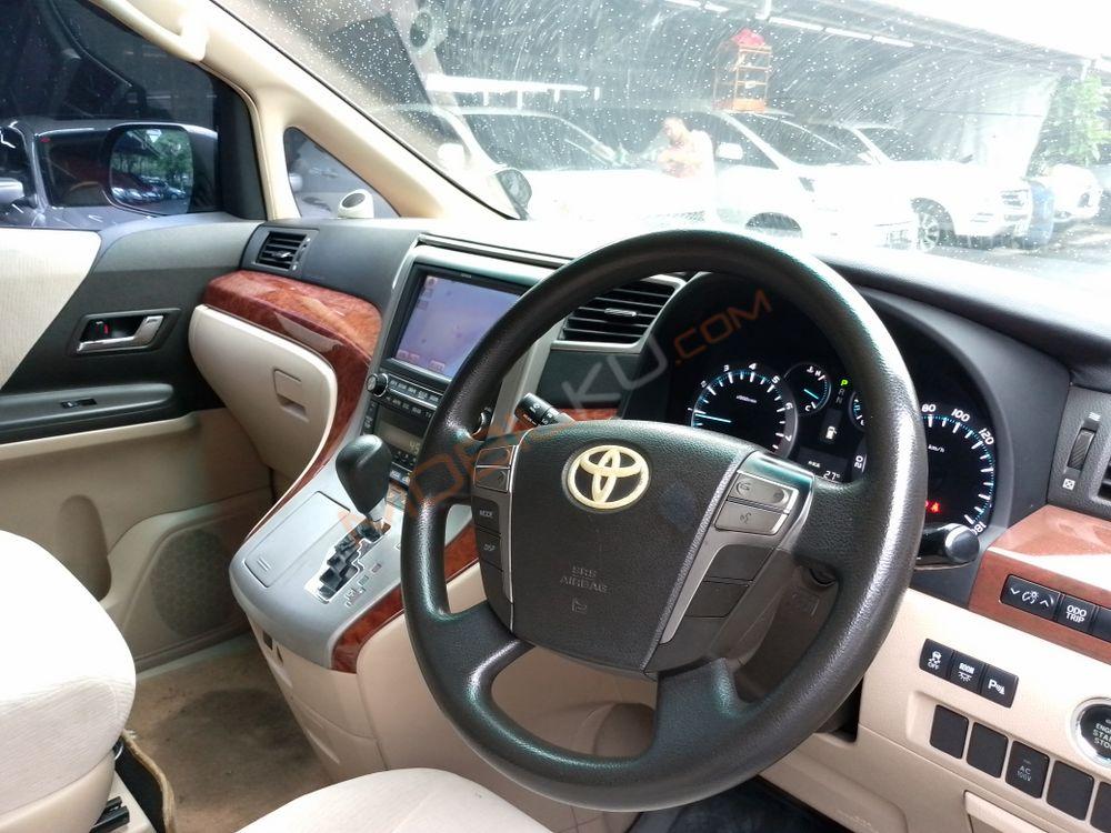 Mobil Toyota Alphard 2009
