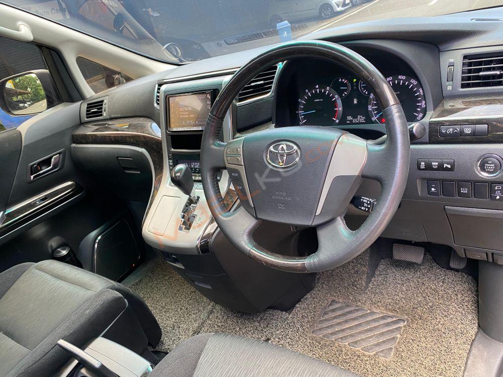 Mobil Toyota Alphard 2014
