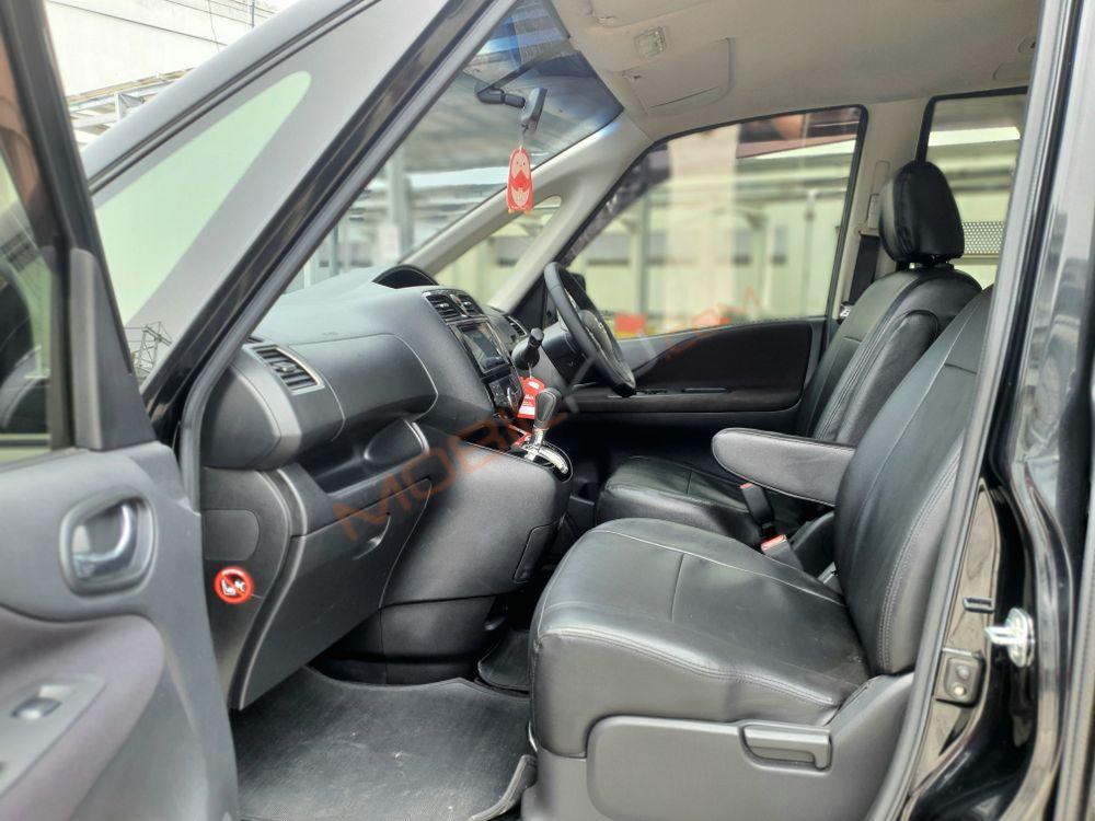 Mobil Nissan Serena 2017