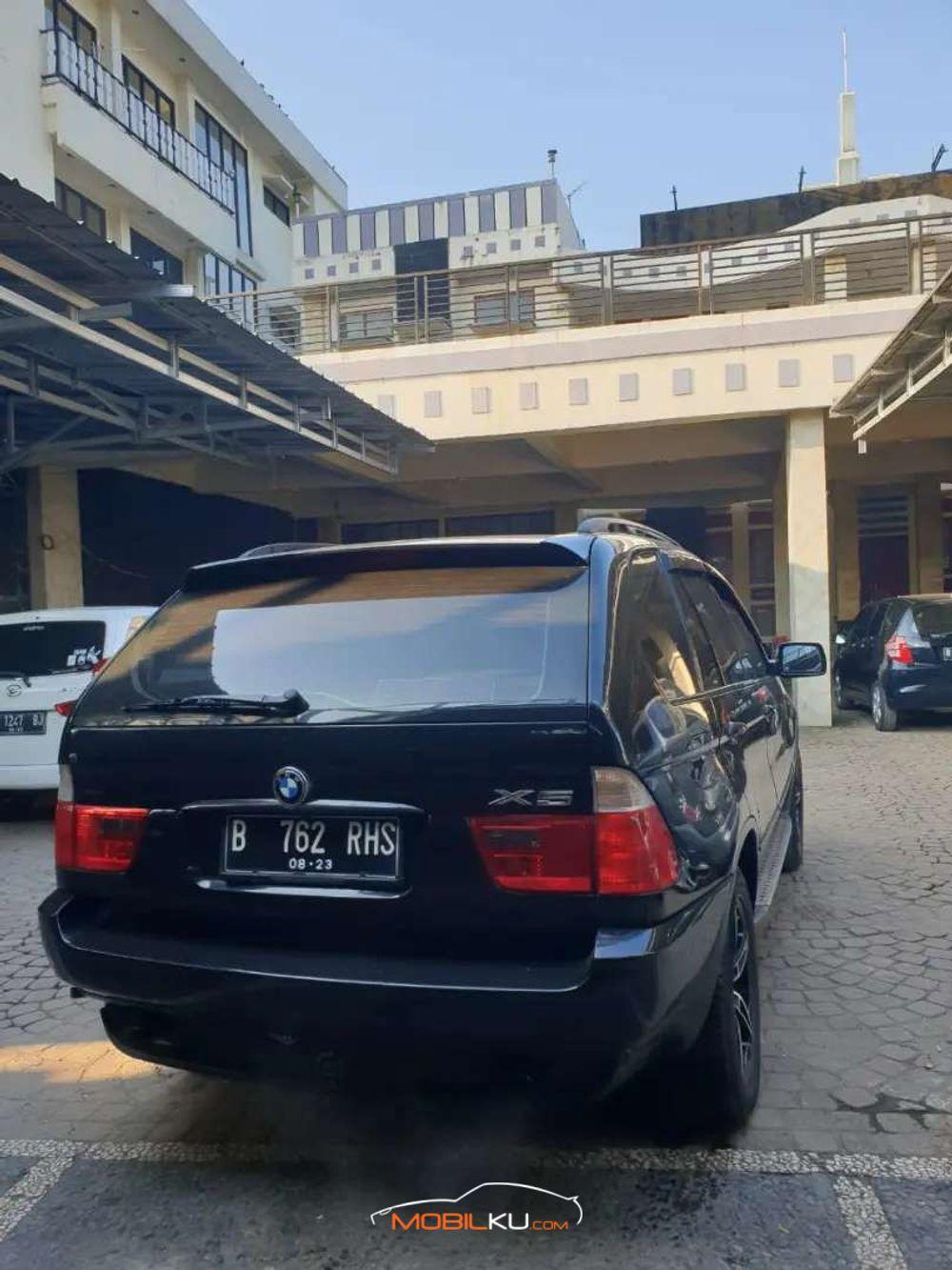 Mobil BMW X5 2003