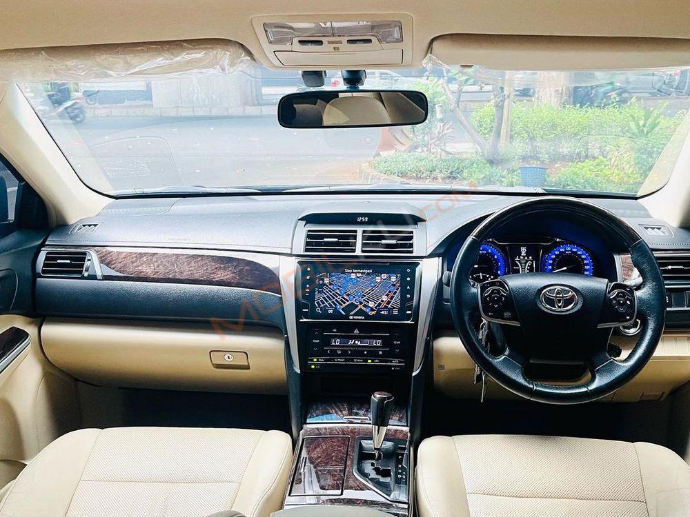 Mobil Toyota Camry 2015