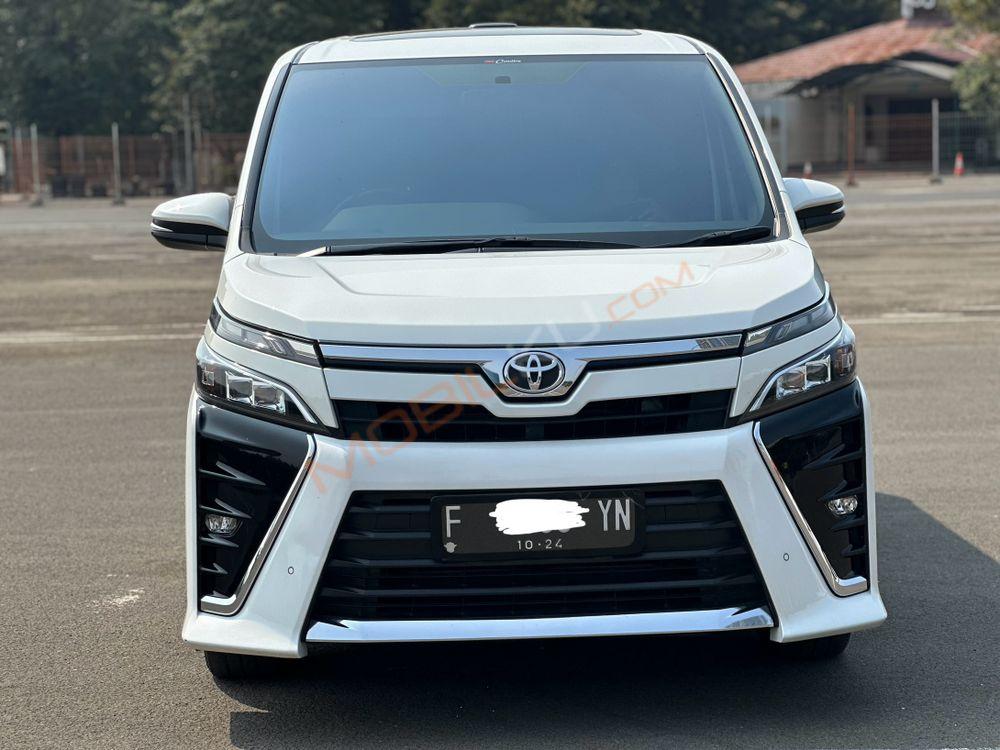 Mobil Toyota Voxy 2019