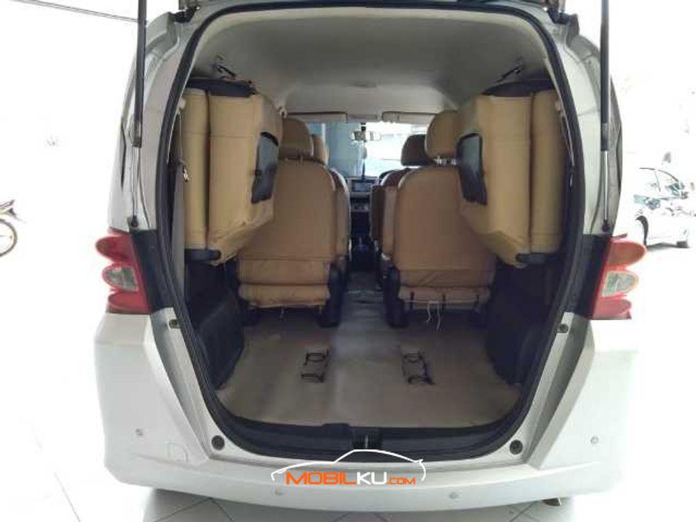 Mobil Honda Freed 2010
