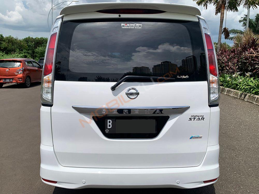 Mobil Nissan Serena 2013