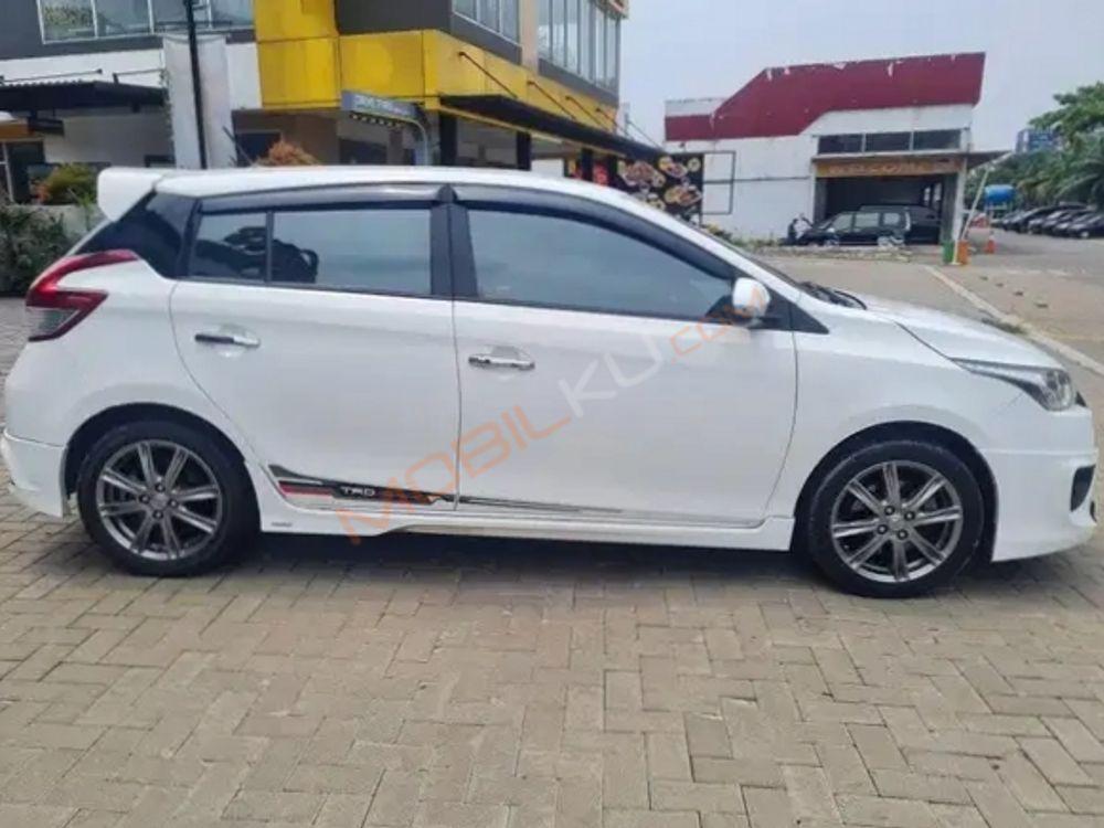 Mobil Toyota Yaris 2015