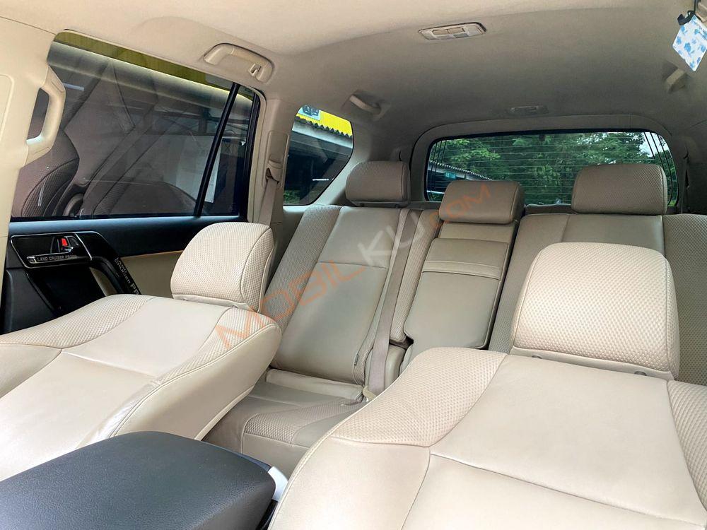 Mobil Toyota Land Cruiser 2013