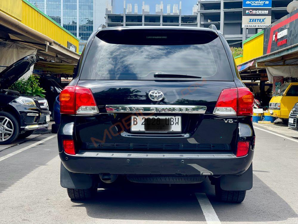 Mobil Toyota Land Cruiser 2013