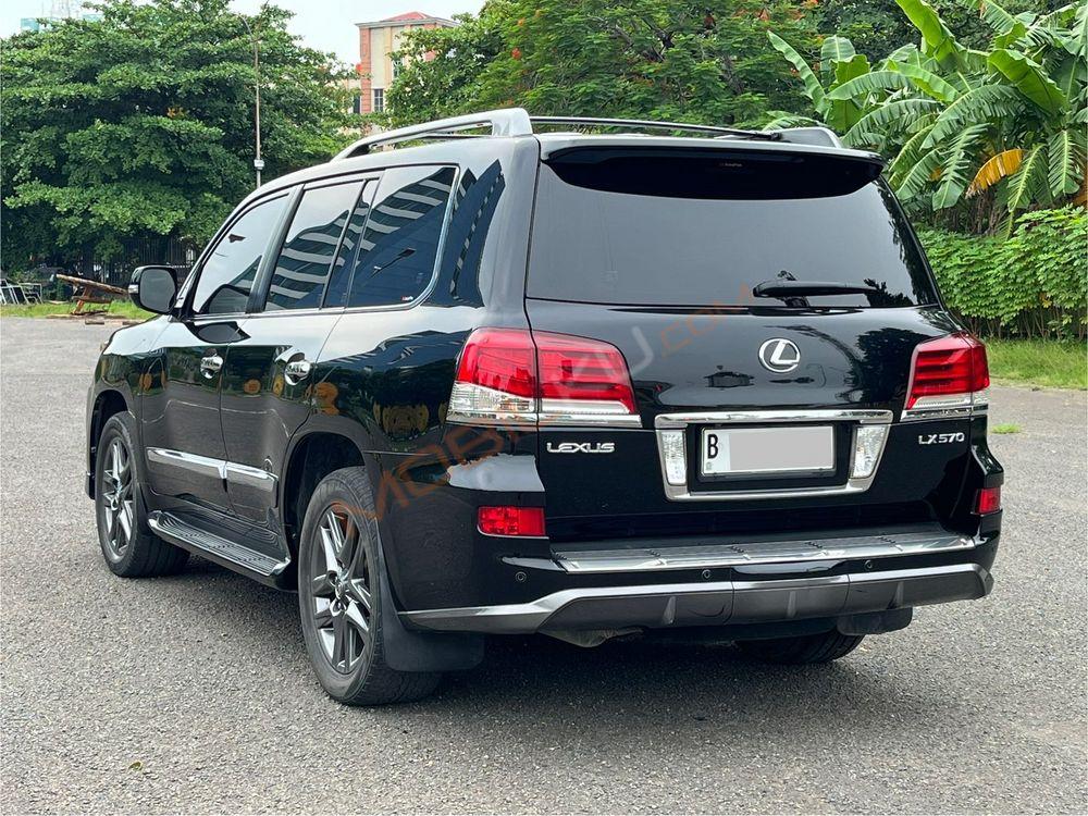 Mobil Lexus LX 2015