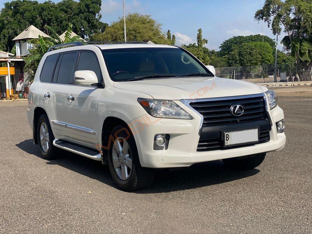 Mobil Lexus LX 2013
