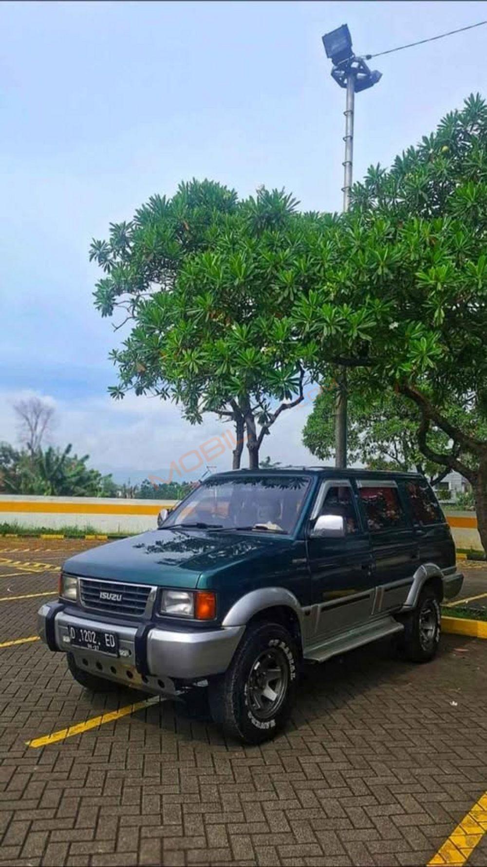 Mobil Isuzu Panther 1999