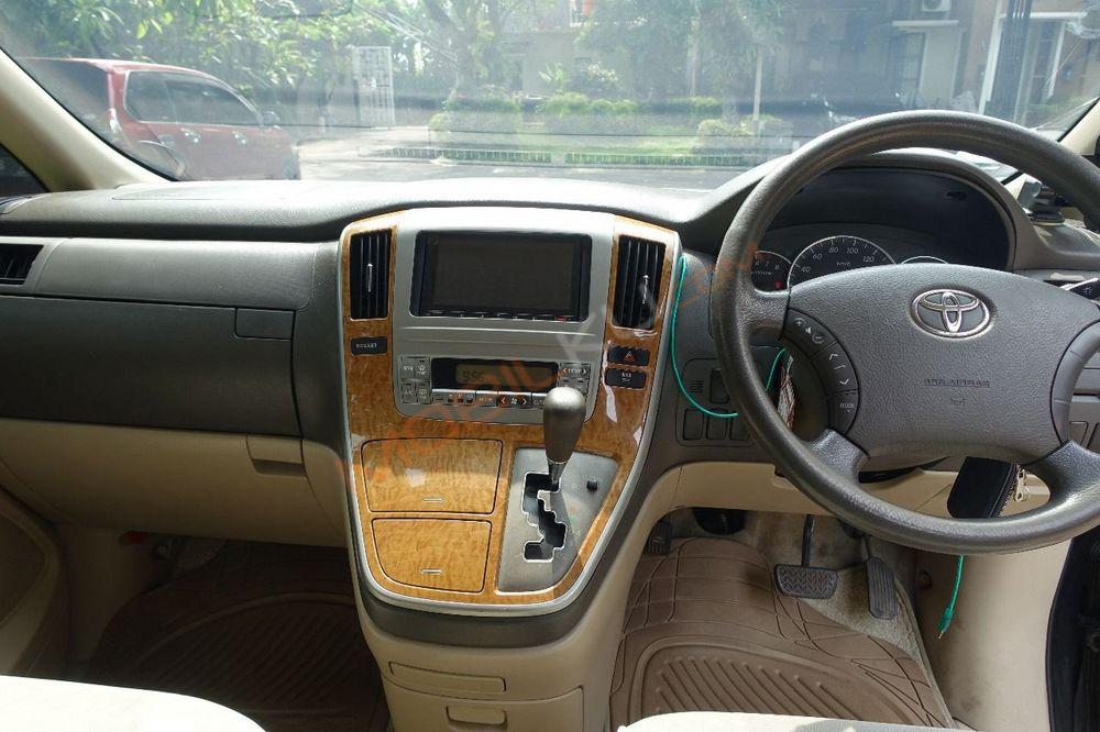 Mobil Toyota Alphard 2005
