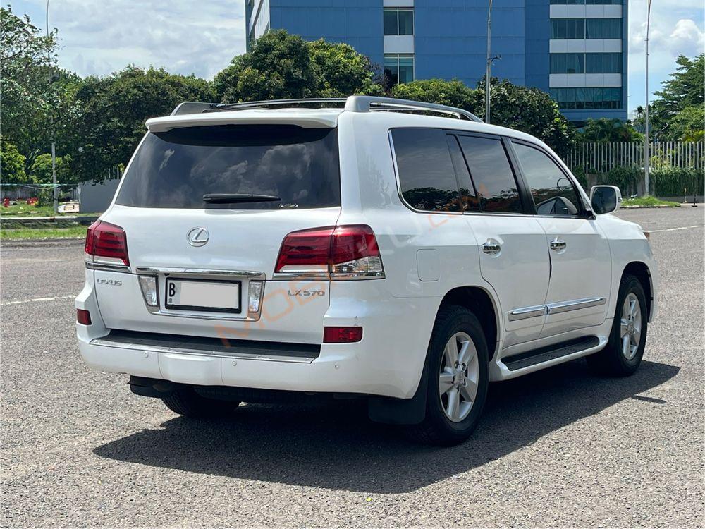 Mobil Lexus LX 2013