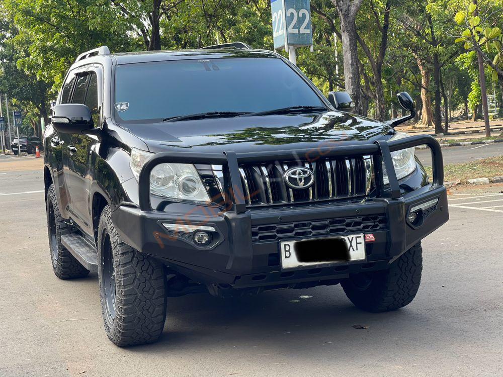 Mobil Toyota Land Cruiser 2013