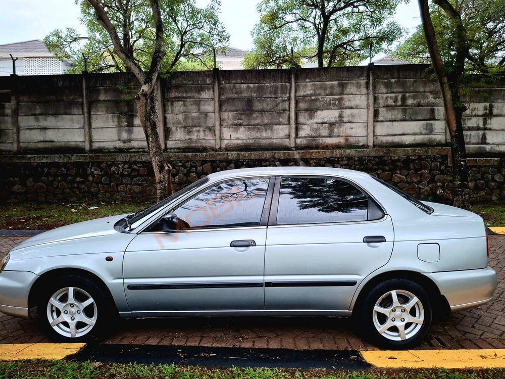 Mobil Suzuki Baleno 2001