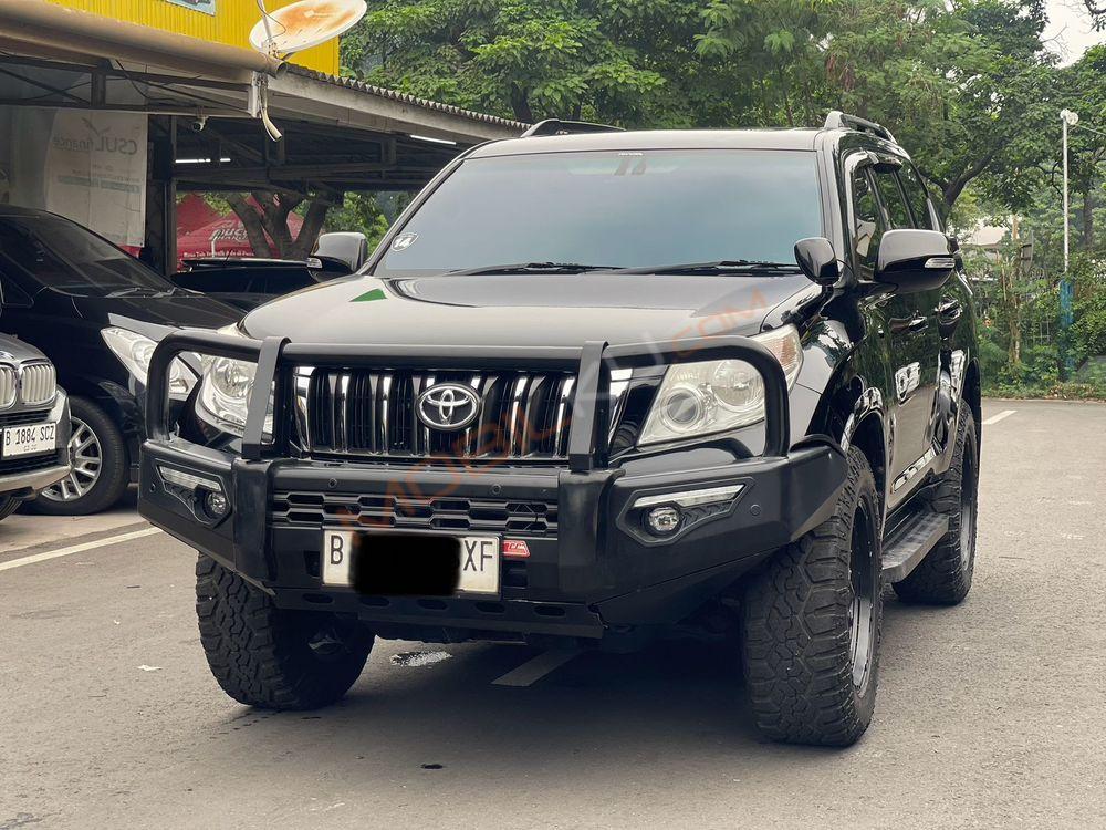 Mobil Toyota Land Cruiser 2013