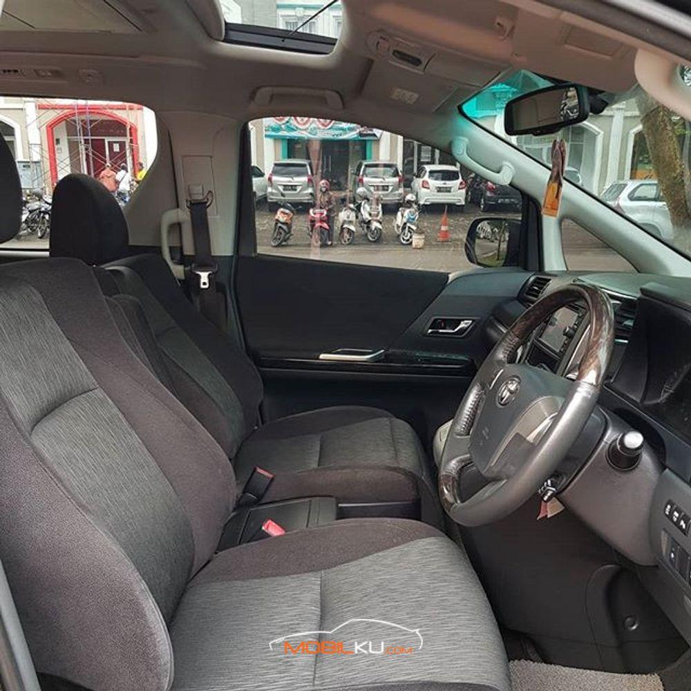 Mobil Toyota Vellfire 2014