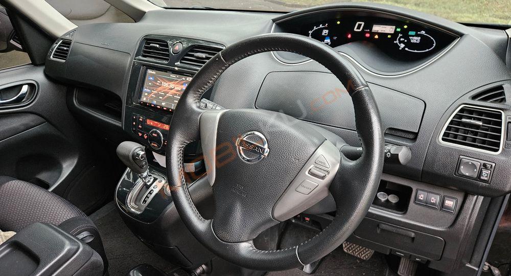Mobil Nissan Serena 2014