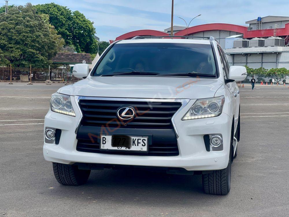 Mobil Lexus LX 2013