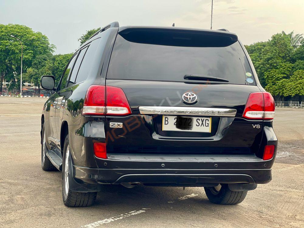 Mobil Toyota Land Cruiser 2010