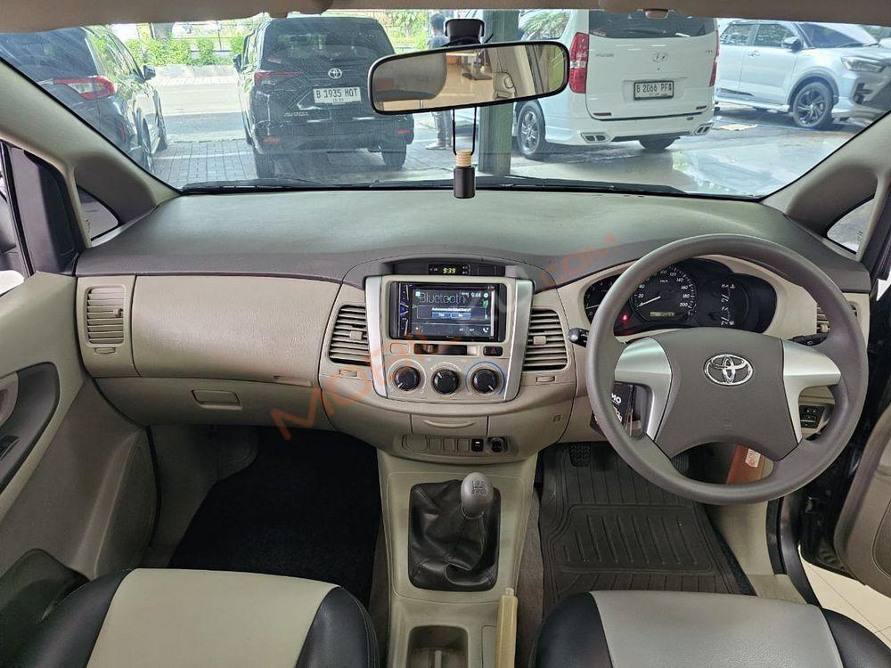 Mobil Toyota Kijang Innova 2012