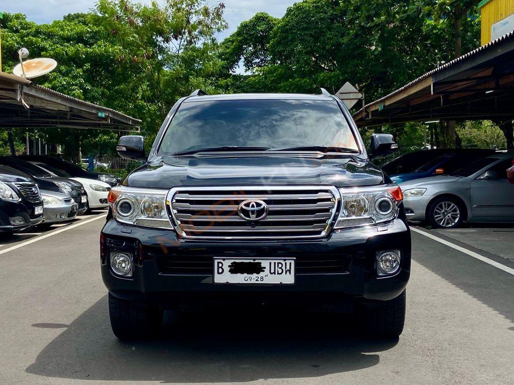Mobil Toyota Land Cruiser 2013
