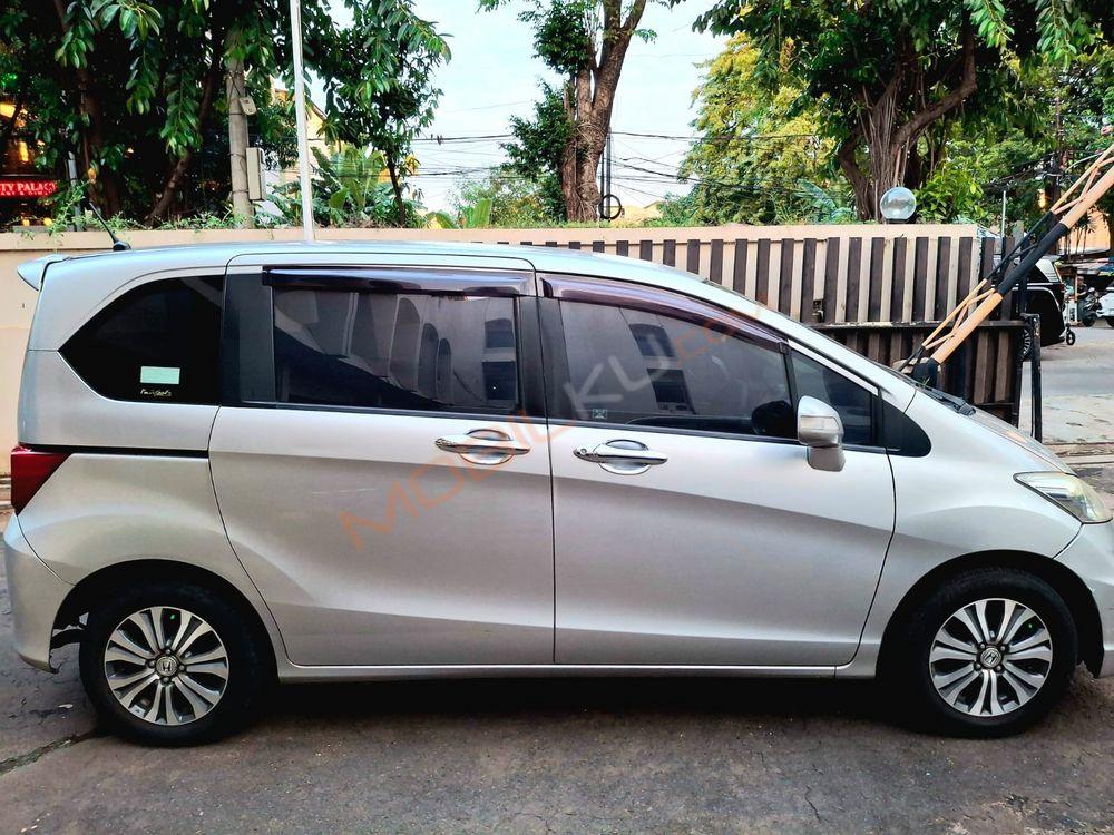 Mobil Honda Freed 2013