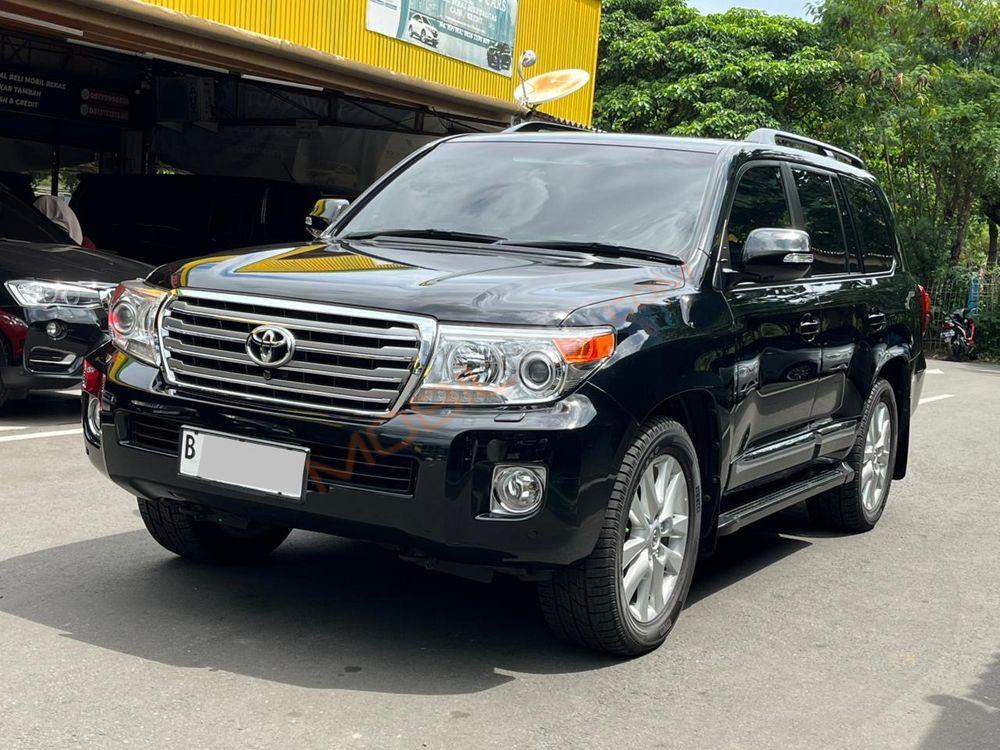 Mobil Toyota Land Cruiser 2013