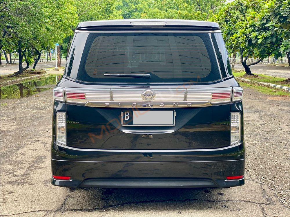 Mobil Nissan Elgrand 2014