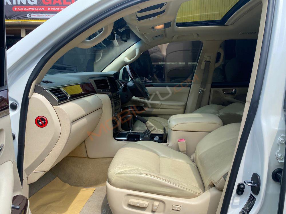 Mobil Lexus LX 2013