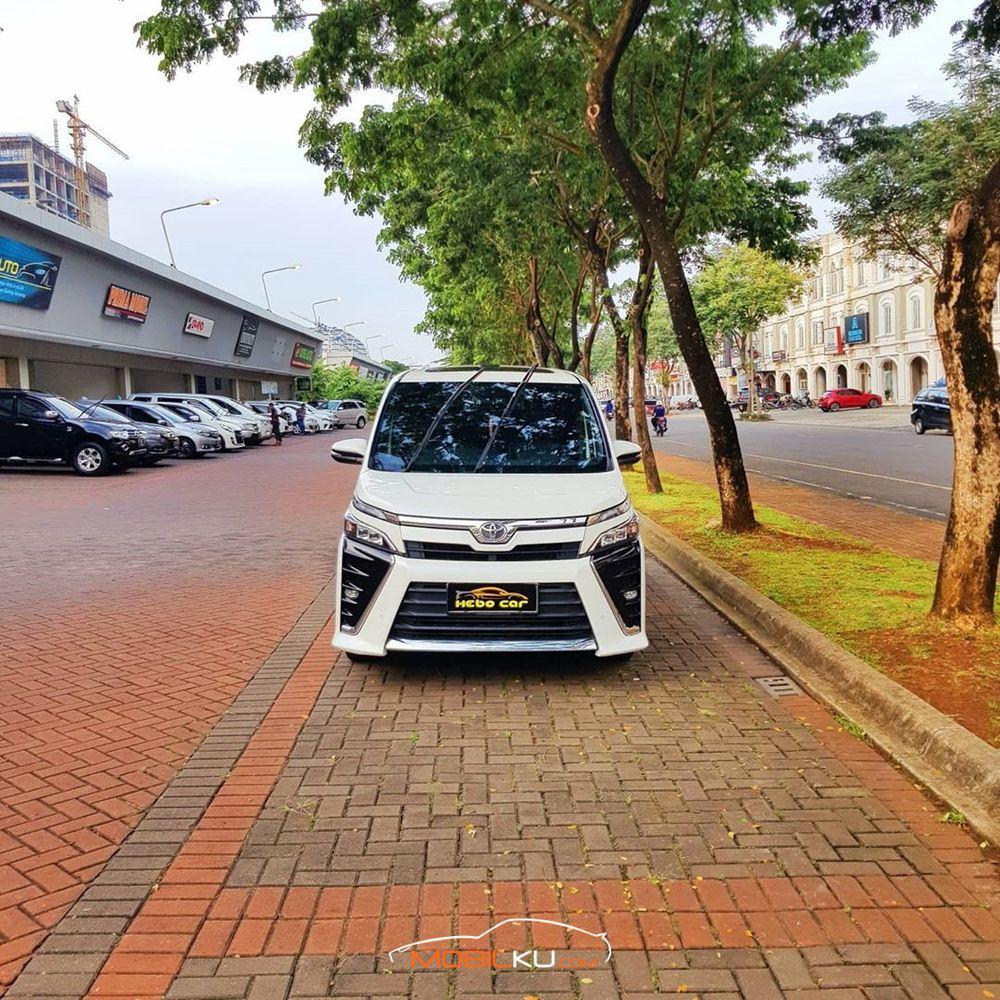 Mobil Toyota Voxy 2017
