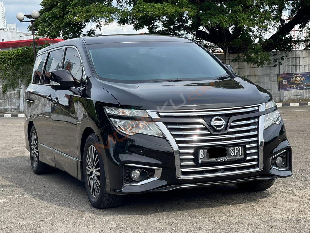 Mobil Nissan Elgrand 2014
