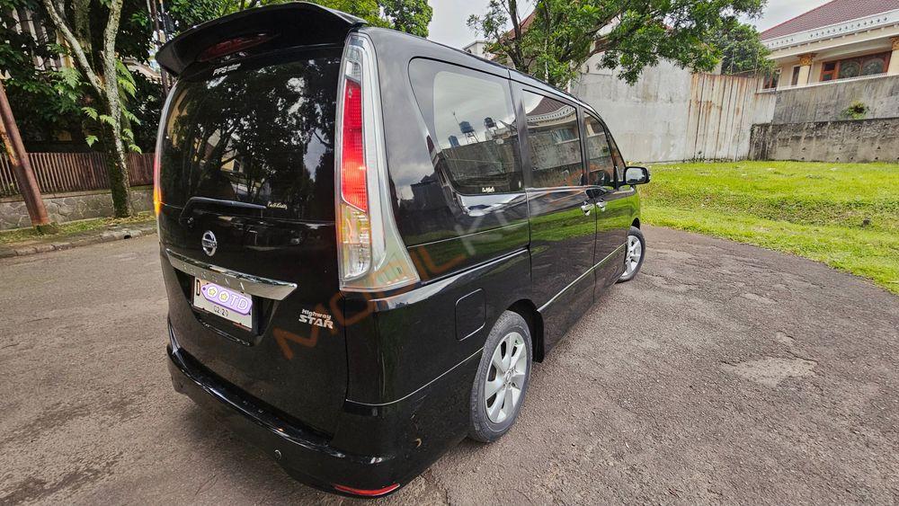 Mobil Nissan Serena 2014