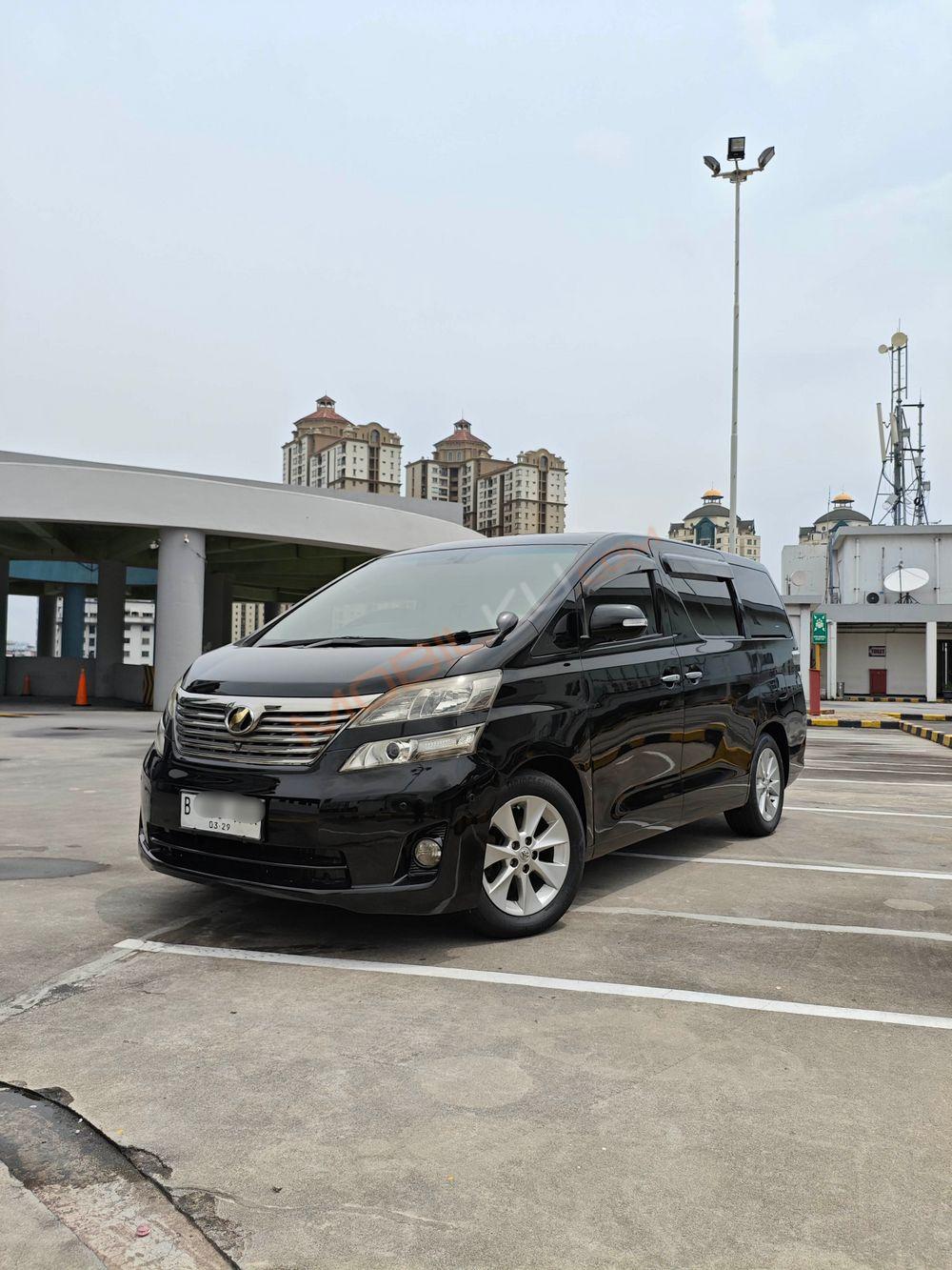 Mobil Toyota Vellfire 2010