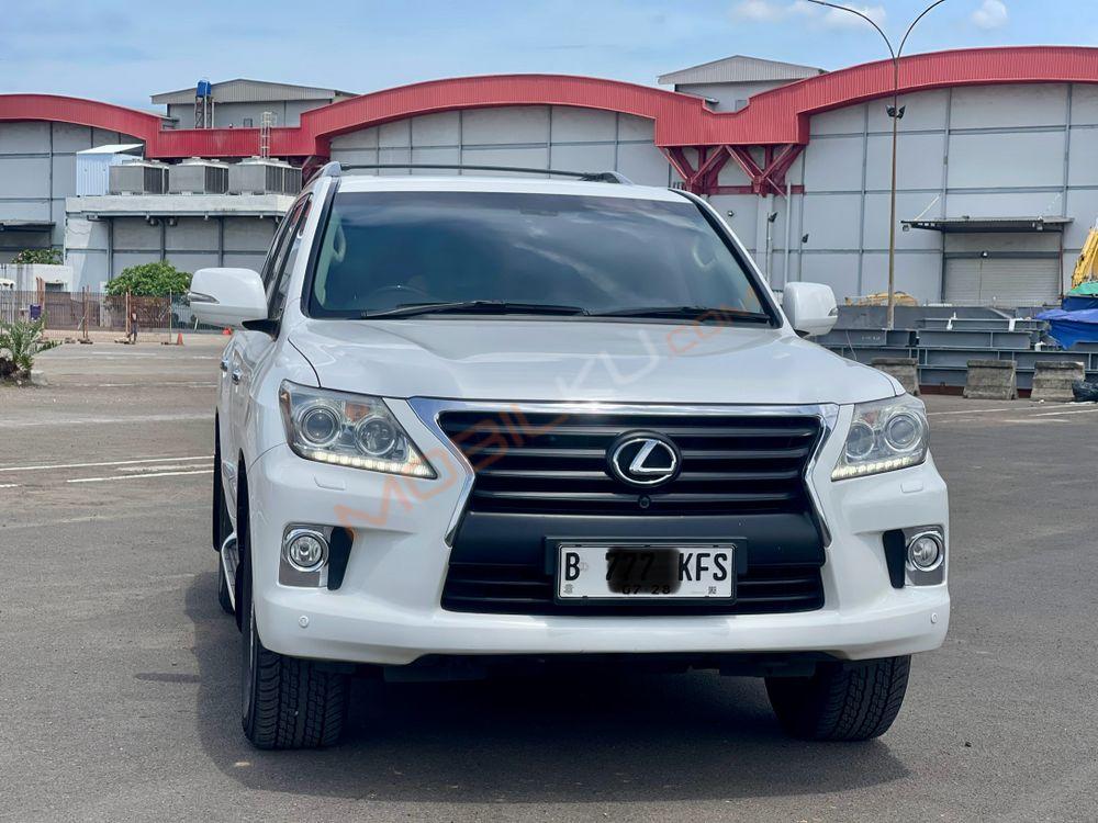 Mobil Lexus LX 2013
