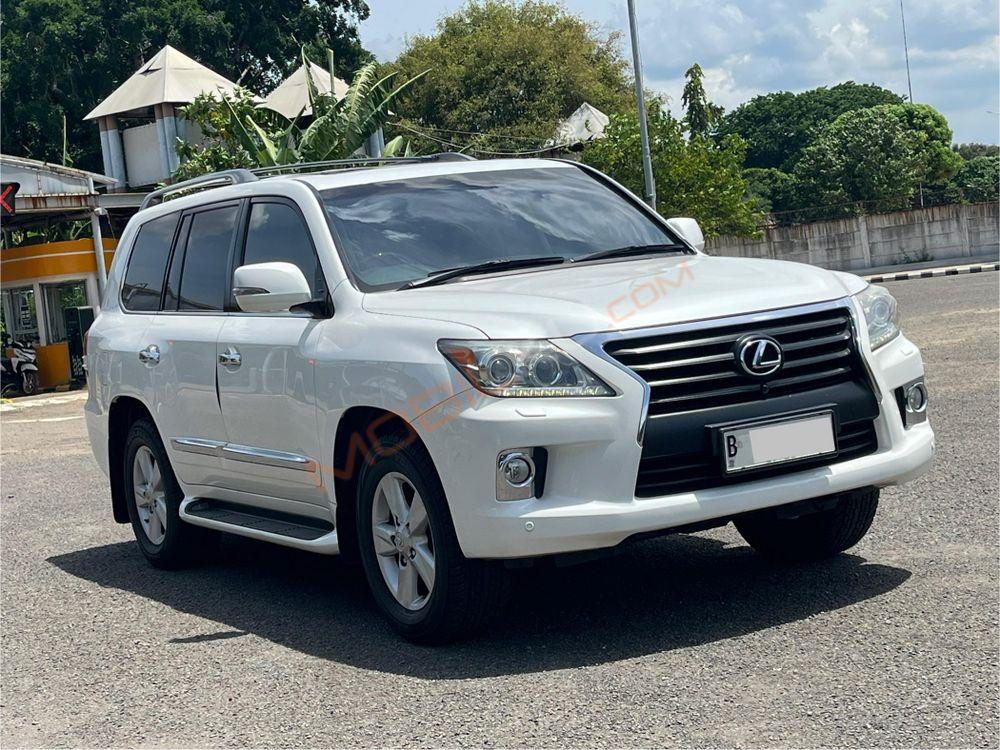 Mobil Lexus LX 2013