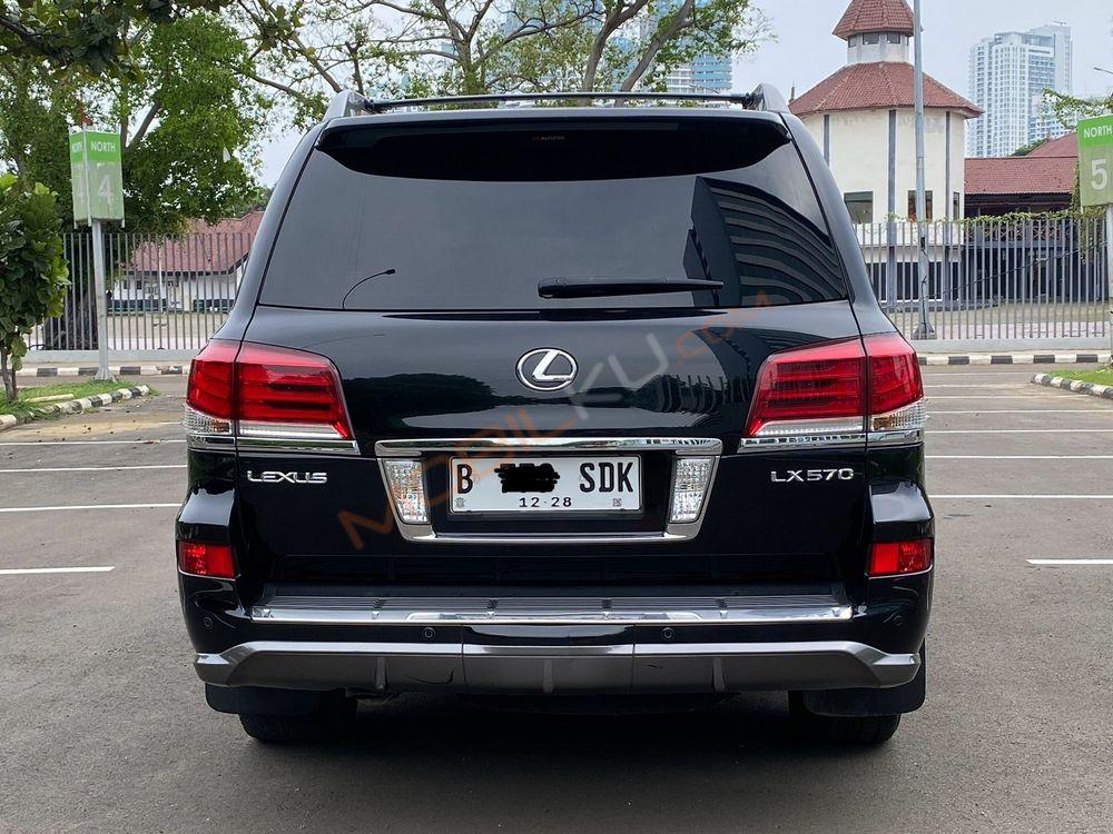 Mobil Lexus LX 2015