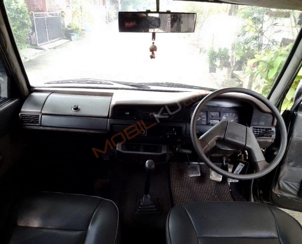 Mobil Toyota Kijang 1995