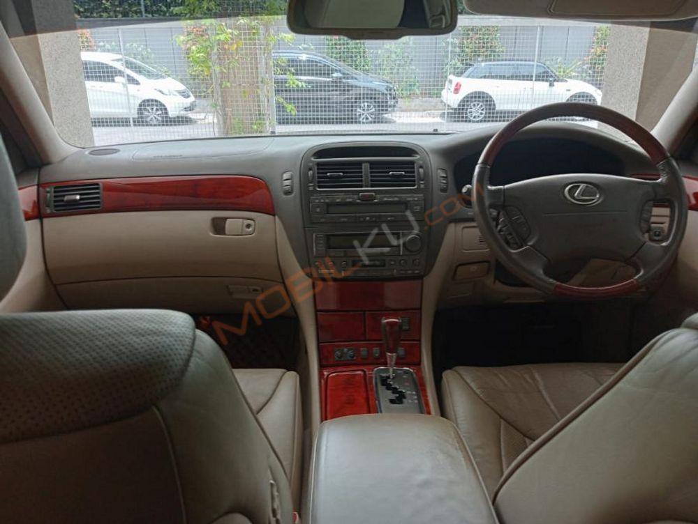 Mobil Lexus LS 2001