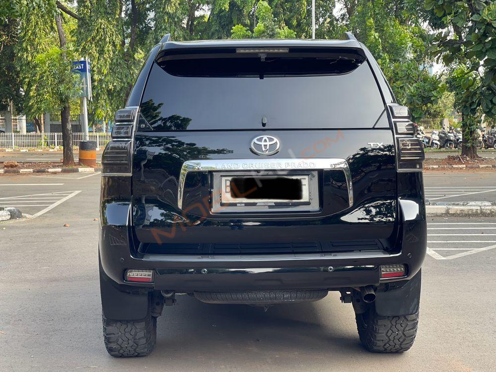 Mobil Toyota Land Cruiser 2013