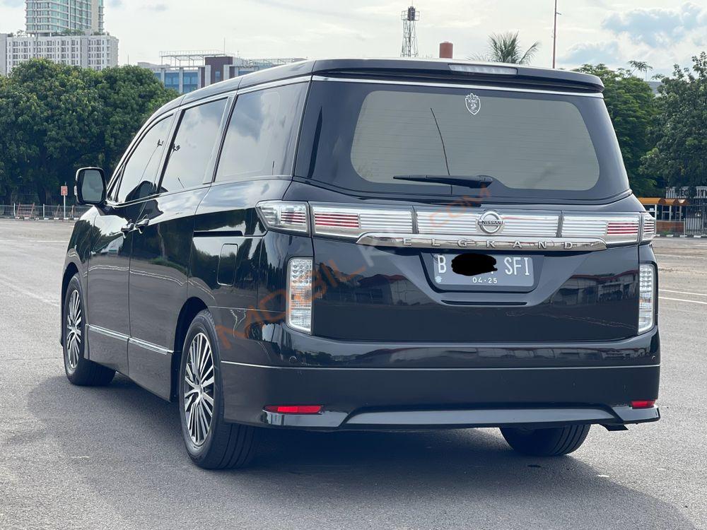 Mobil Nissan Elgrand 2014