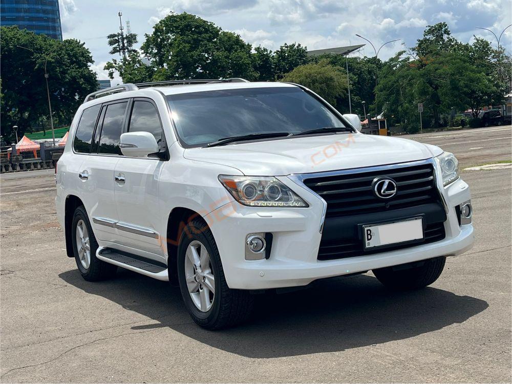 Mobil Lexus LX 2013