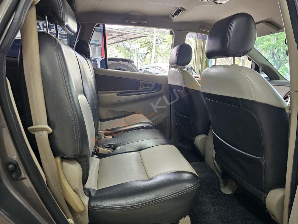 Mobil Toyota Kijang Innova 2012