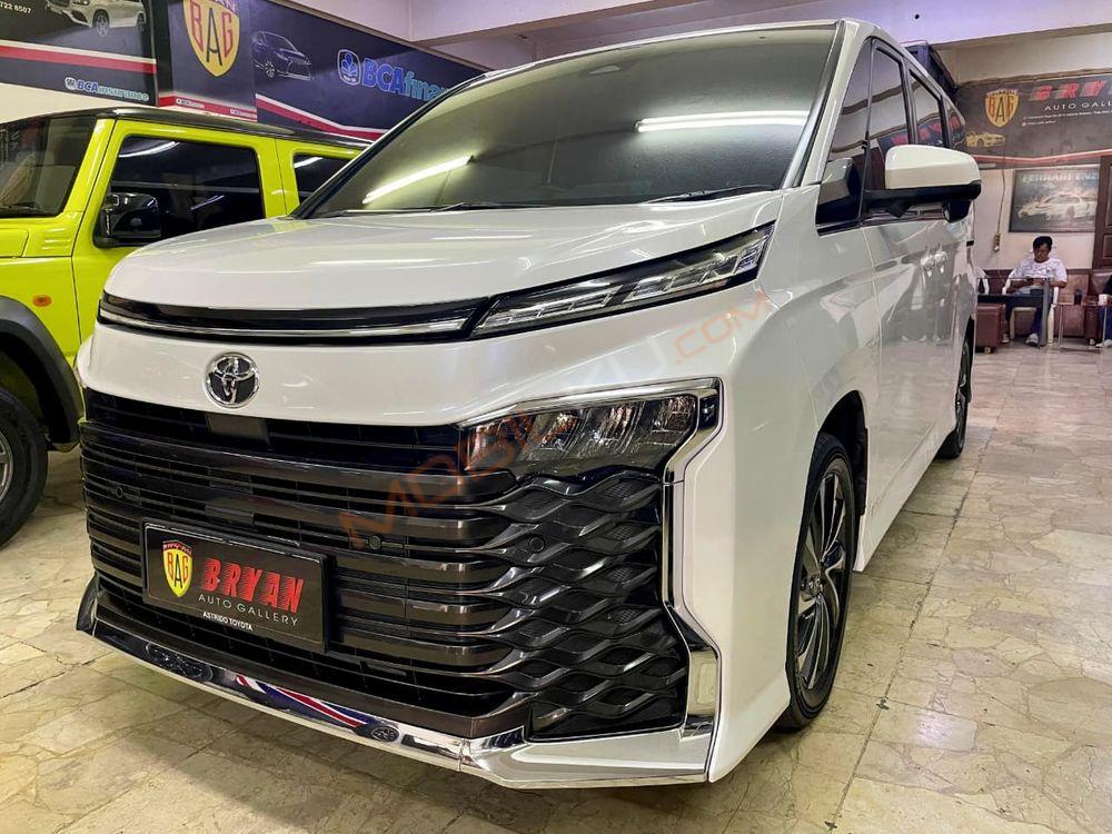 Mobil Toyota Voxy 2023