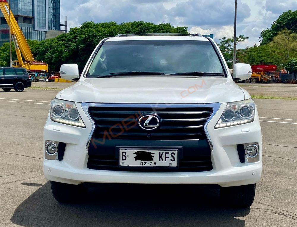 Mobil Lexus LX 2013