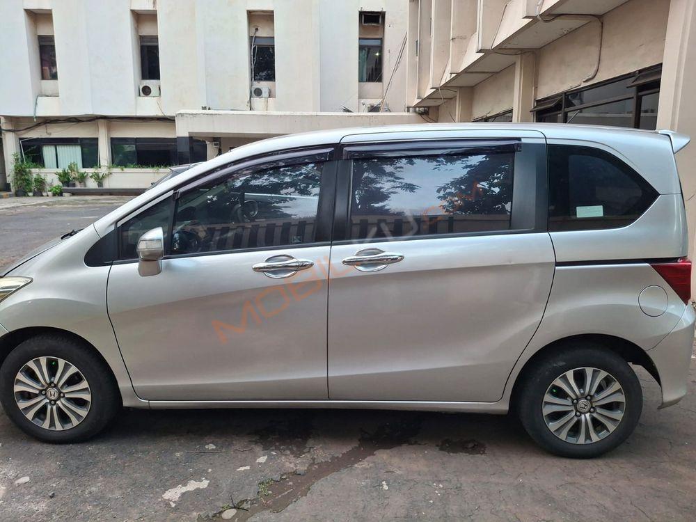 Mobil Honda Freed 2013