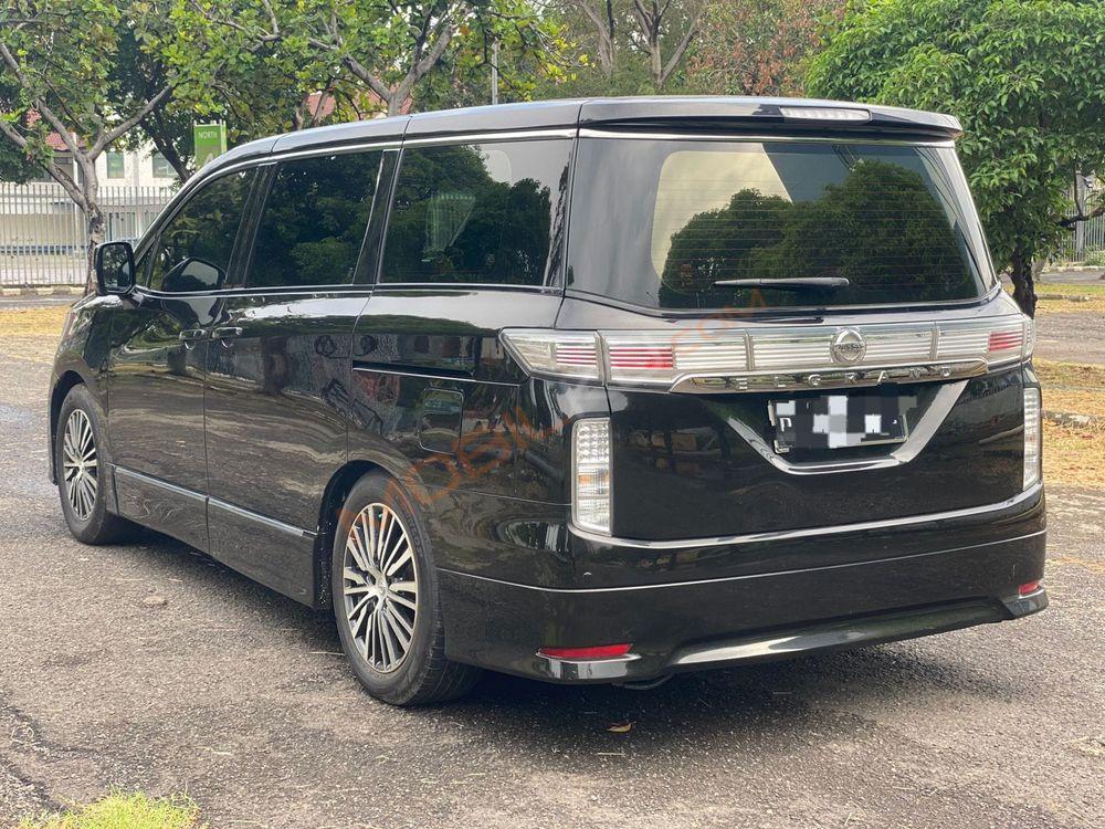Mobil Nissan Elgrand 2014